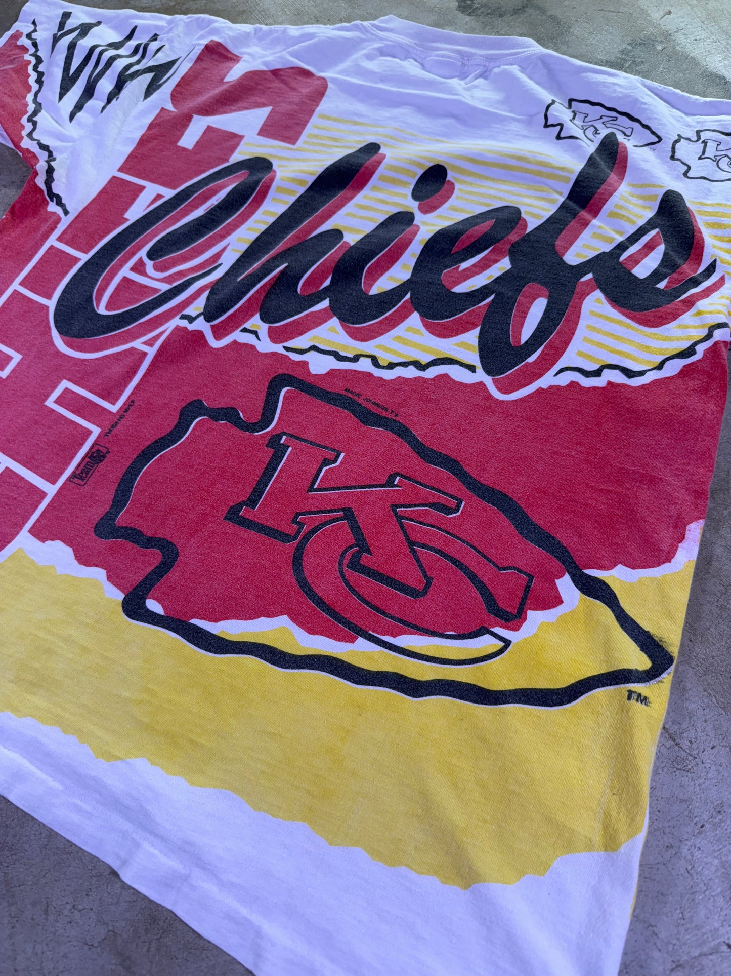 (XL)1993 Magic Johnson T’s x NFL KC Chiefs AOP T-shirt
