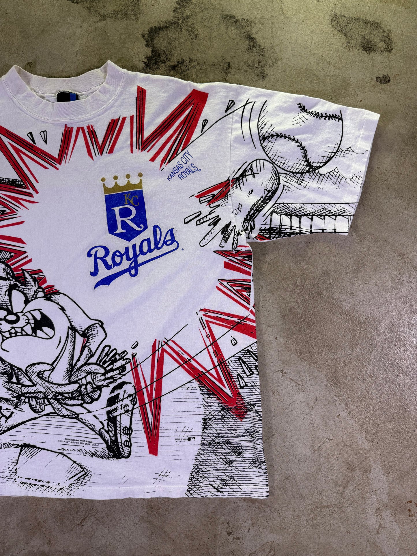 (L)1995 MLB x Looney Toons KC Royals All Over Print T-shirt