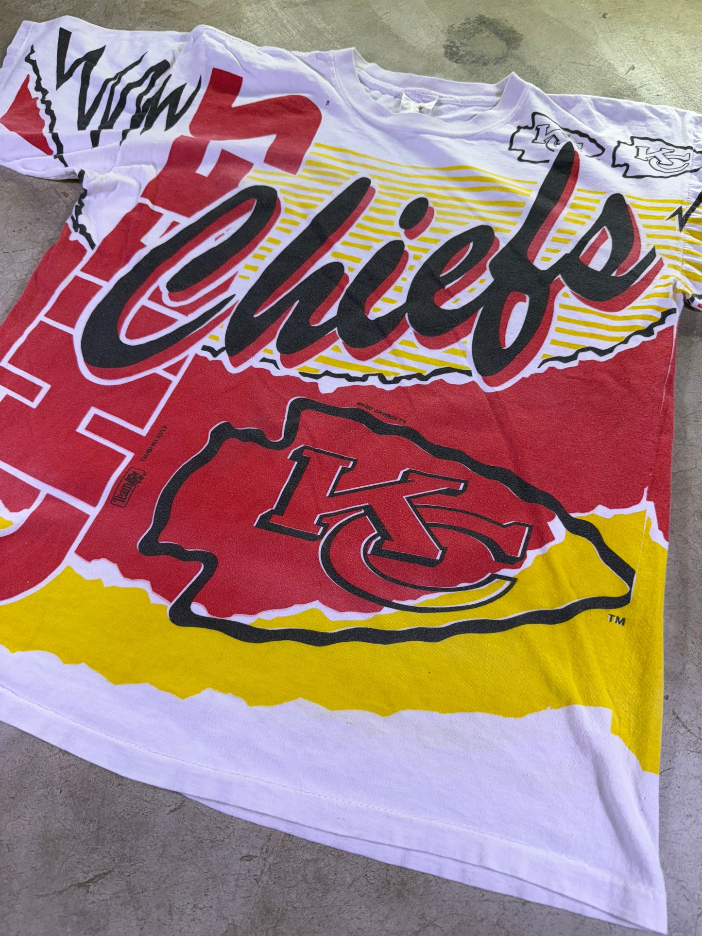 (XL)1993 Magic Johnson T’s x NFL KC Chiefs all over print t shirt