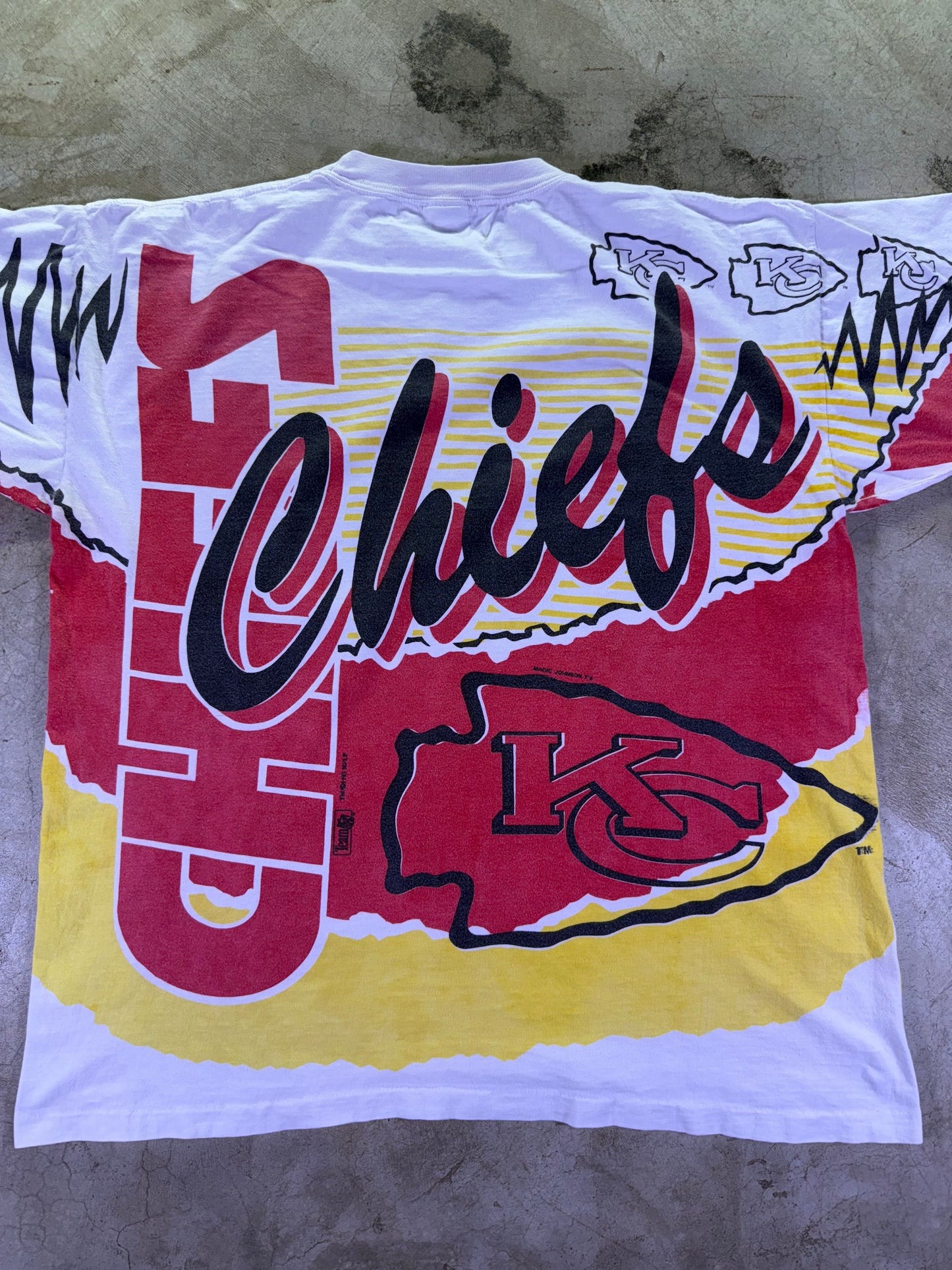 (XL)1993 Magic Johnson T’s x NFL KC Chiefs AOP T-shirt