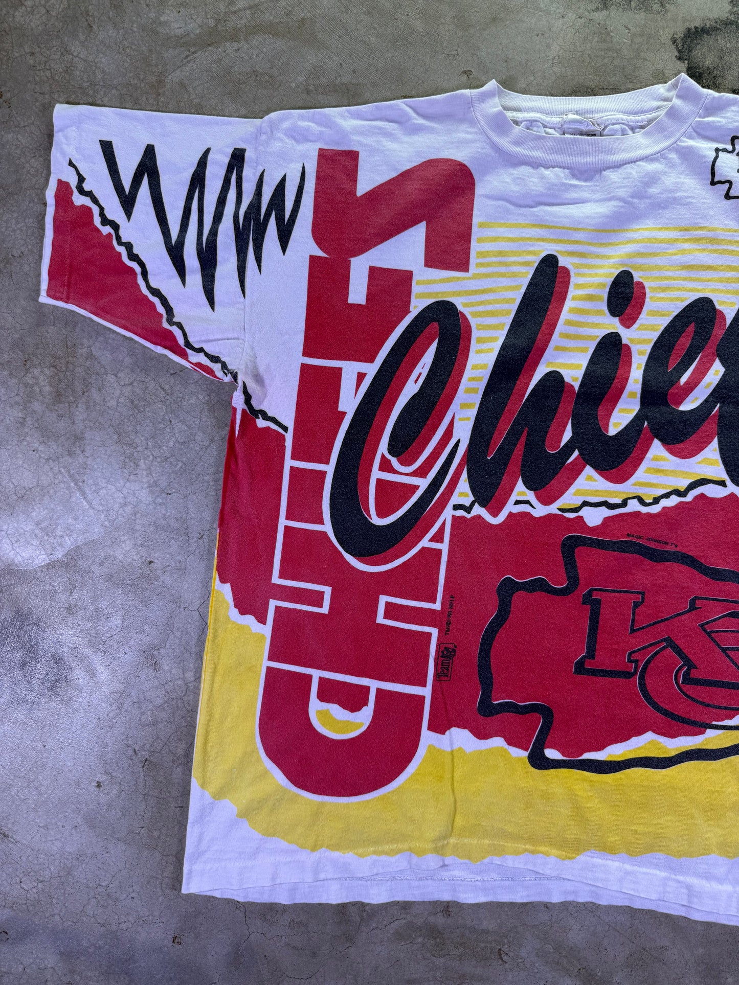 (XL)1993 Magic Johnson T’s x NFL KC Chiefs AOP T-shirt