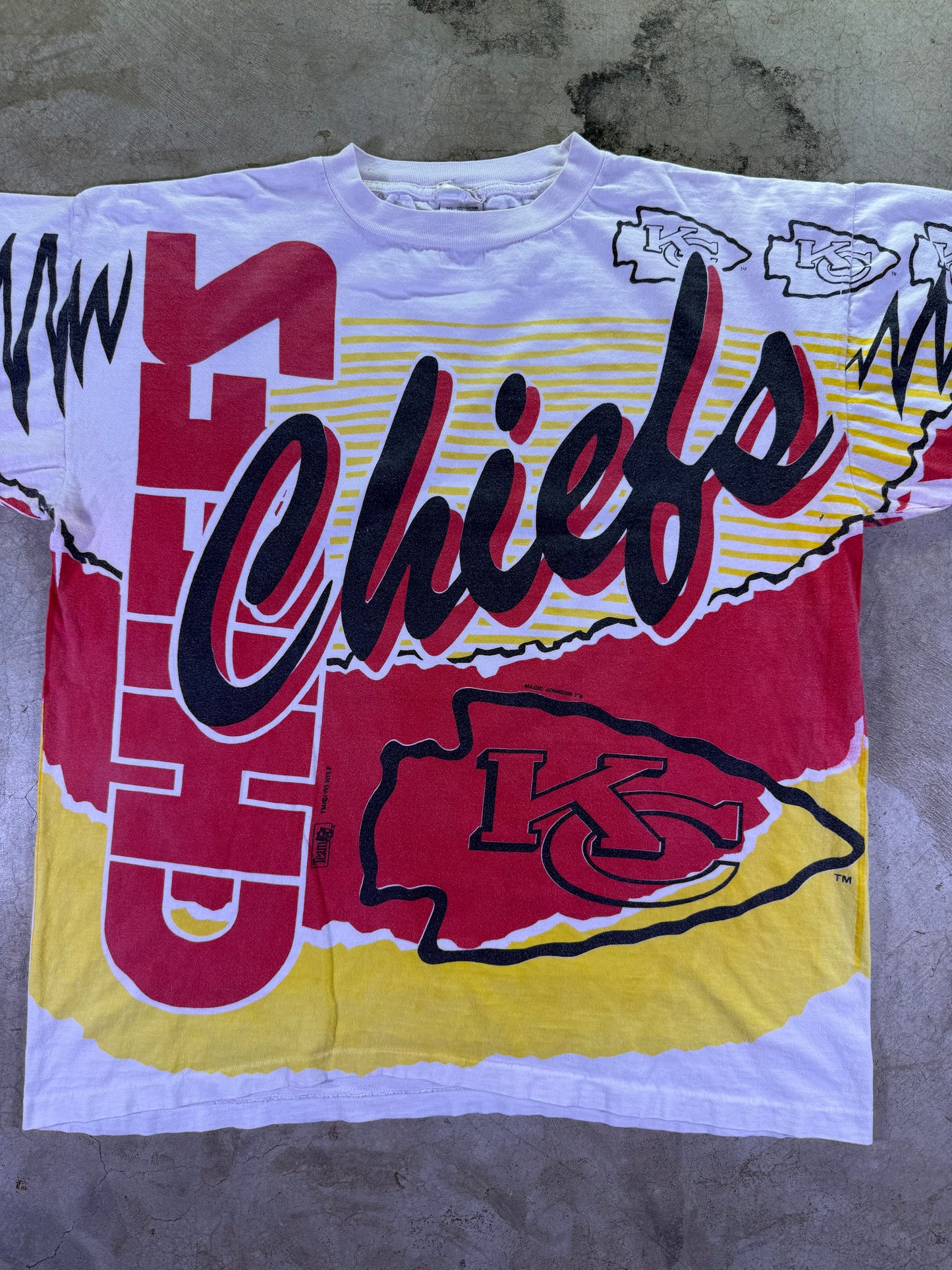 (XL)1993 Magic Johnson T’s x NFL KC Chiefs AOP T-shirt