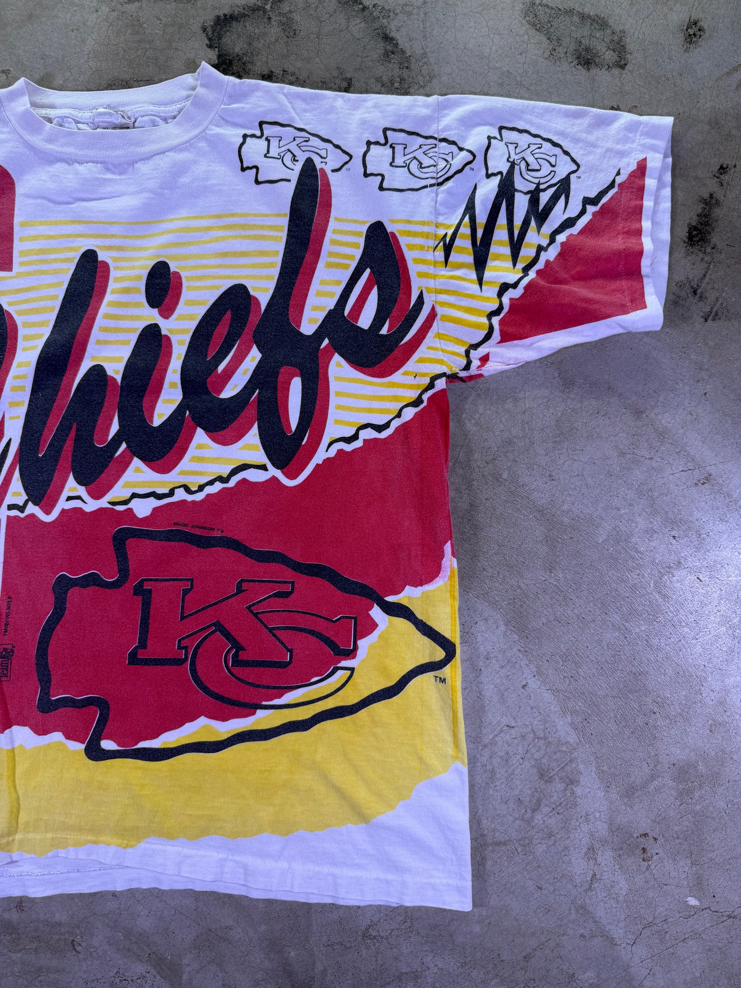 (XL)1993 Magic Johnson T’s x NFL KC Chiefs AOP T-shirt