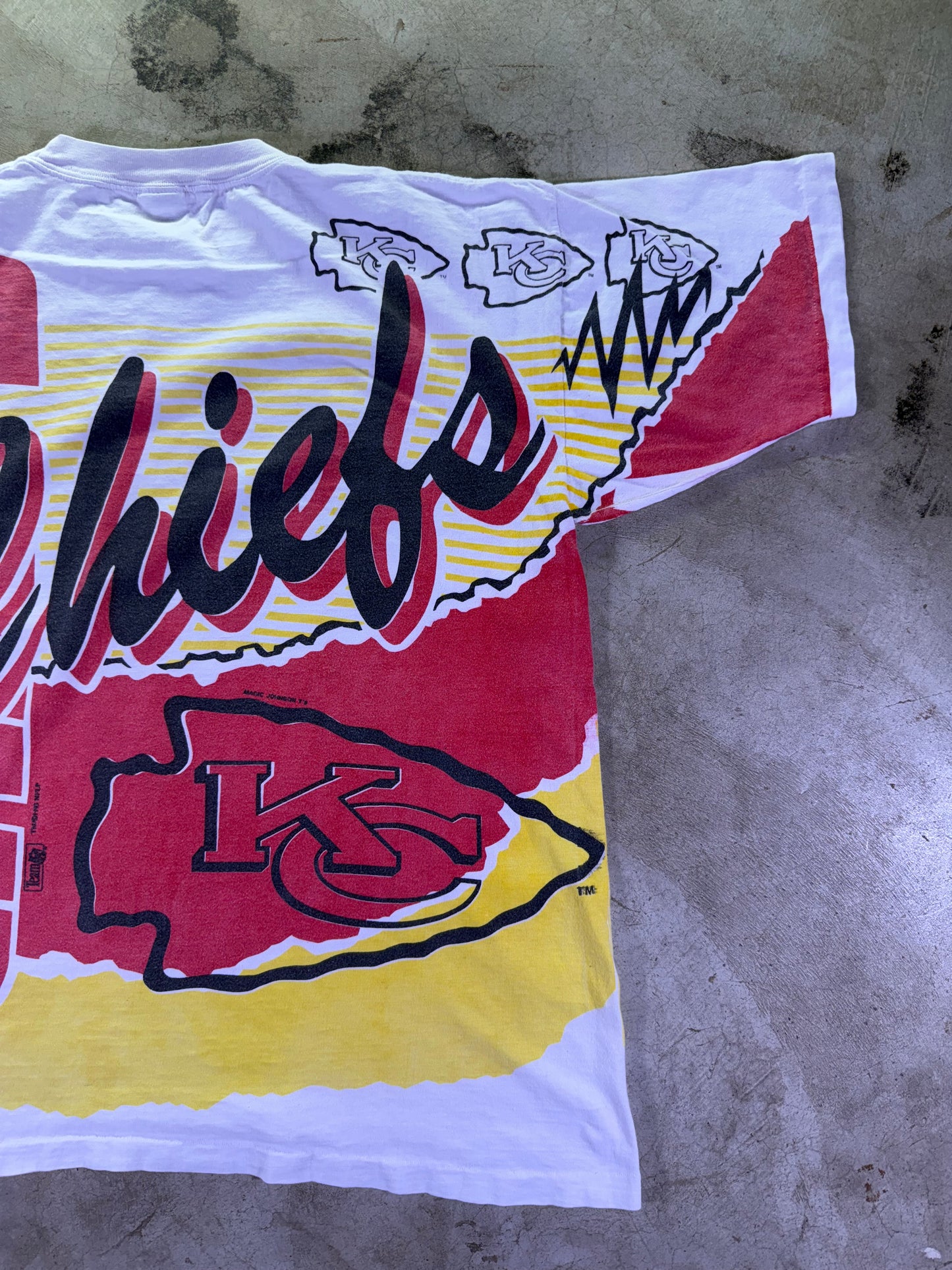 (XL)1993 Magic Johnson T’s x NFL KC Chiefs AOP T-shirt