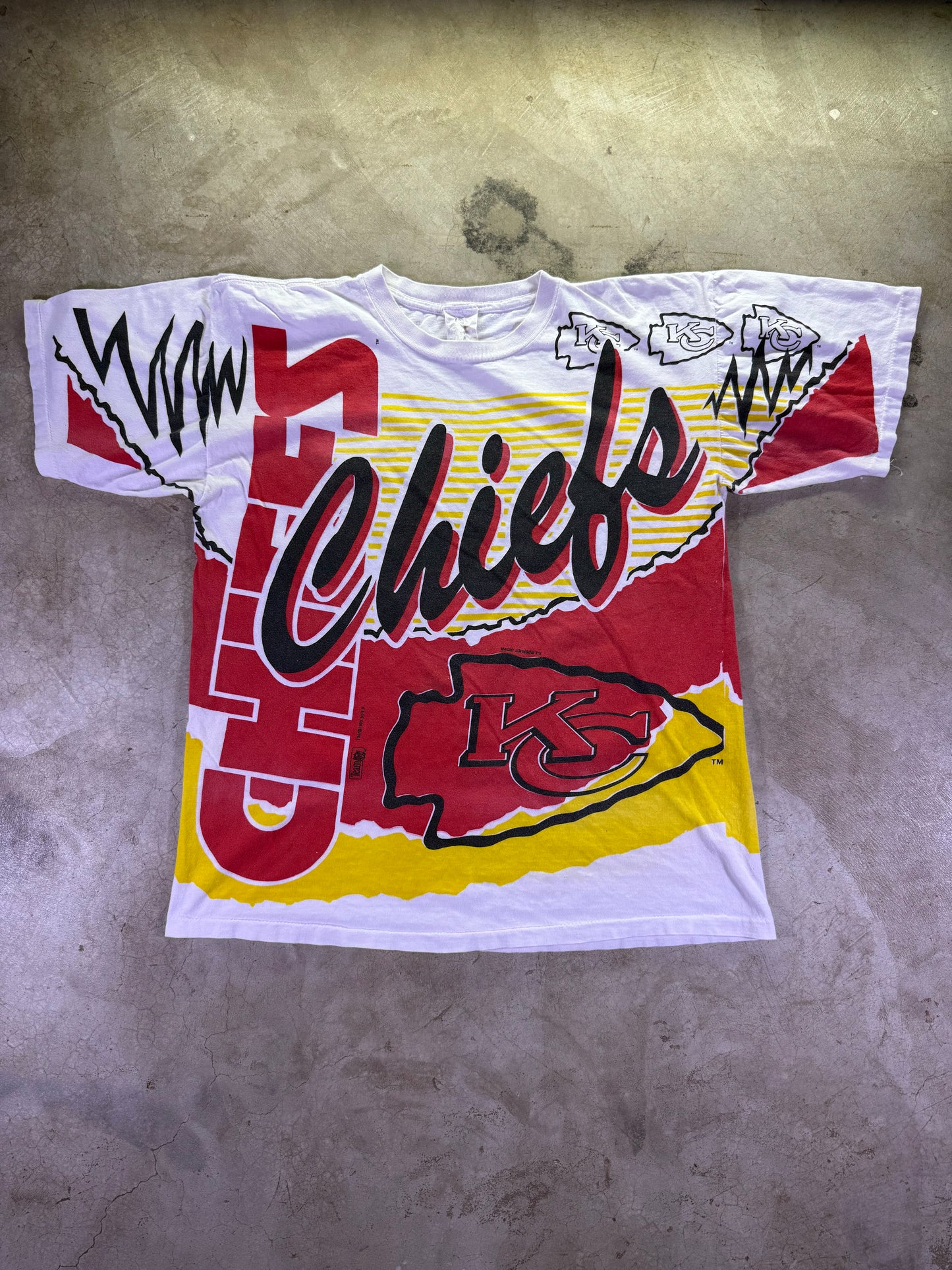 (XL)1993 Magic Johnson T’s x NFL KC Chiefs all over print t shirt