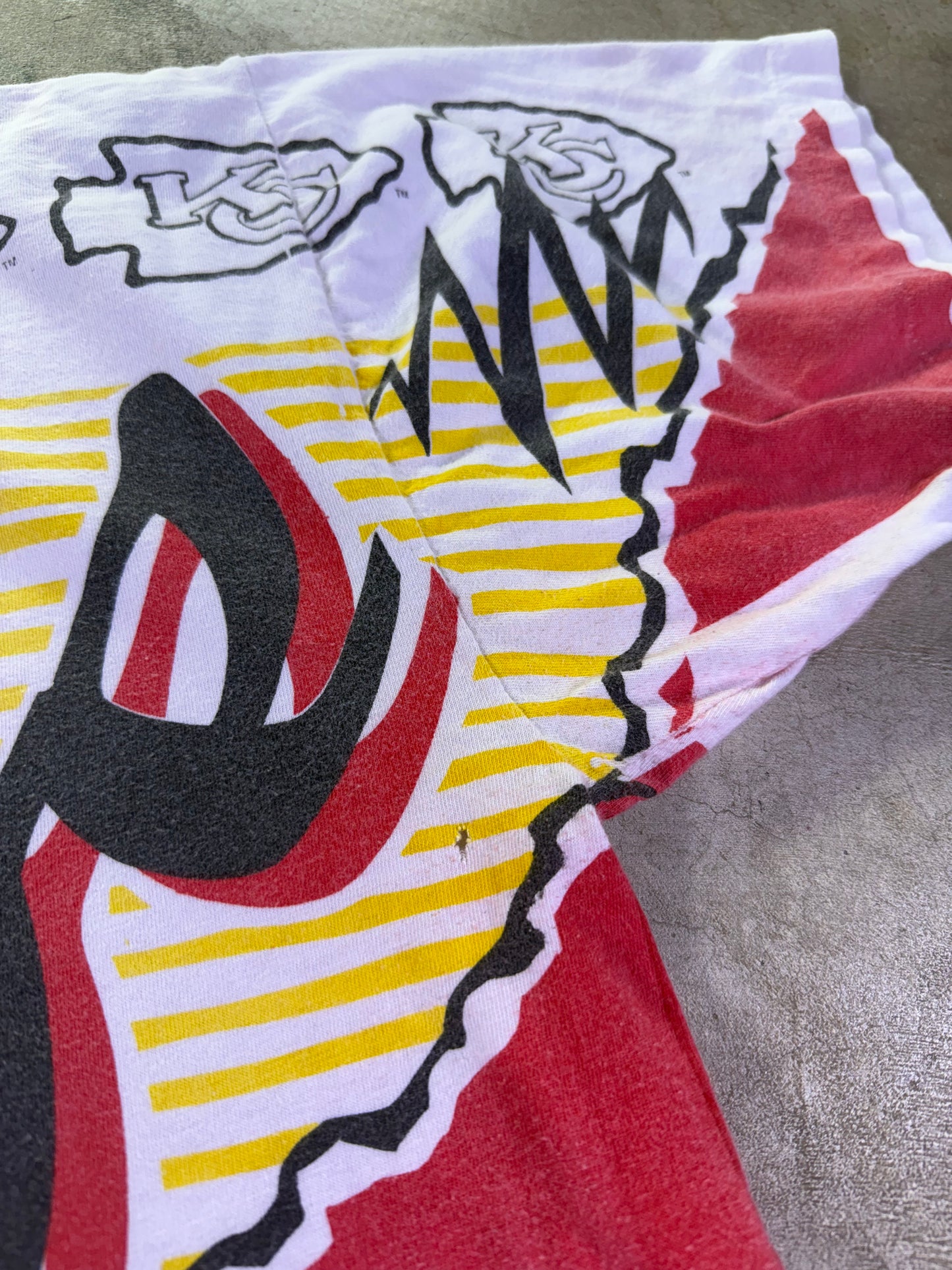 (XL)1993 Magic Johnson T’s x NFL KC Chiefs AOP T-shirt