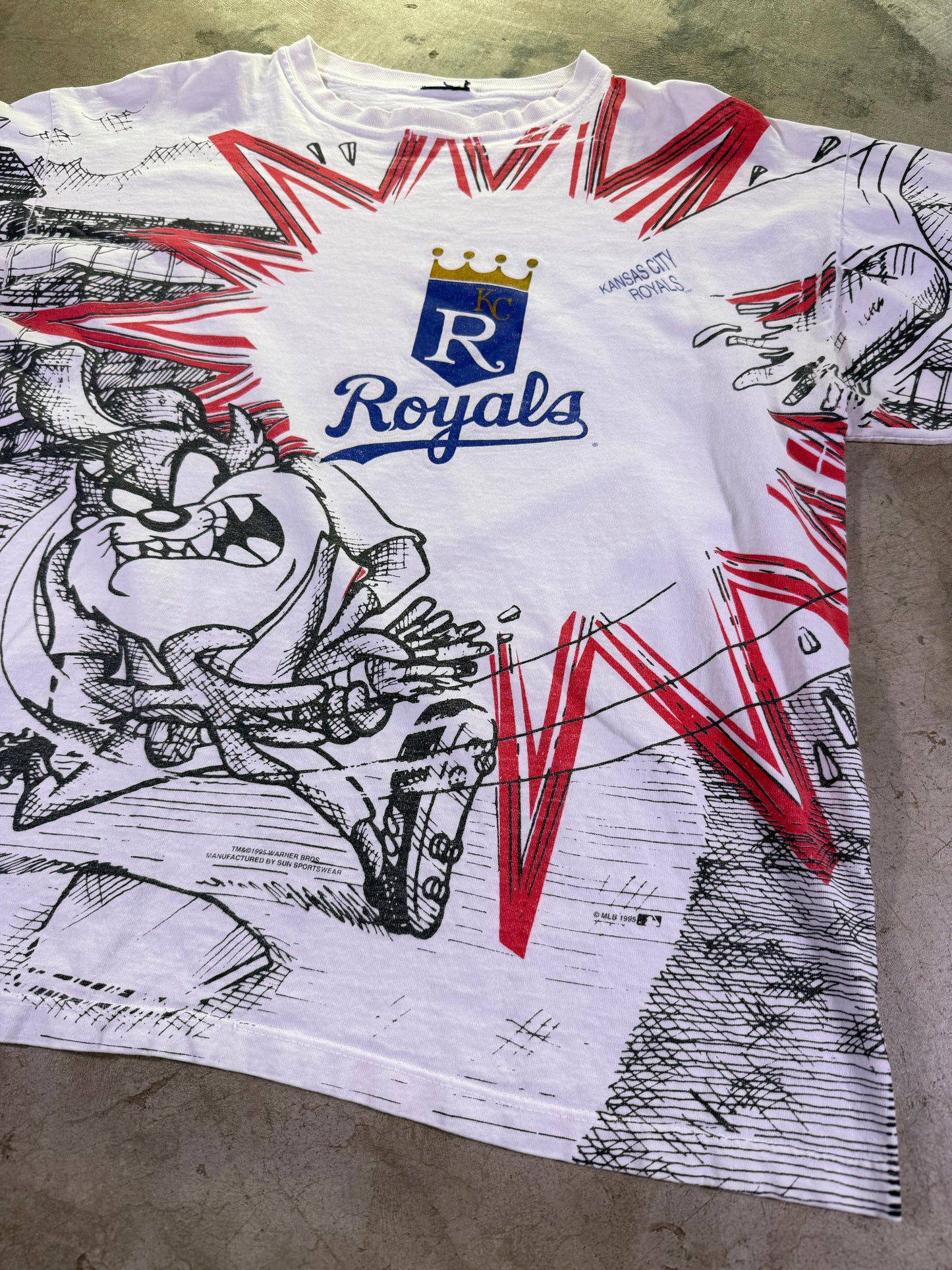 (L)1995 MLB x Looney Toons KC Royals All Over Print T-shirt