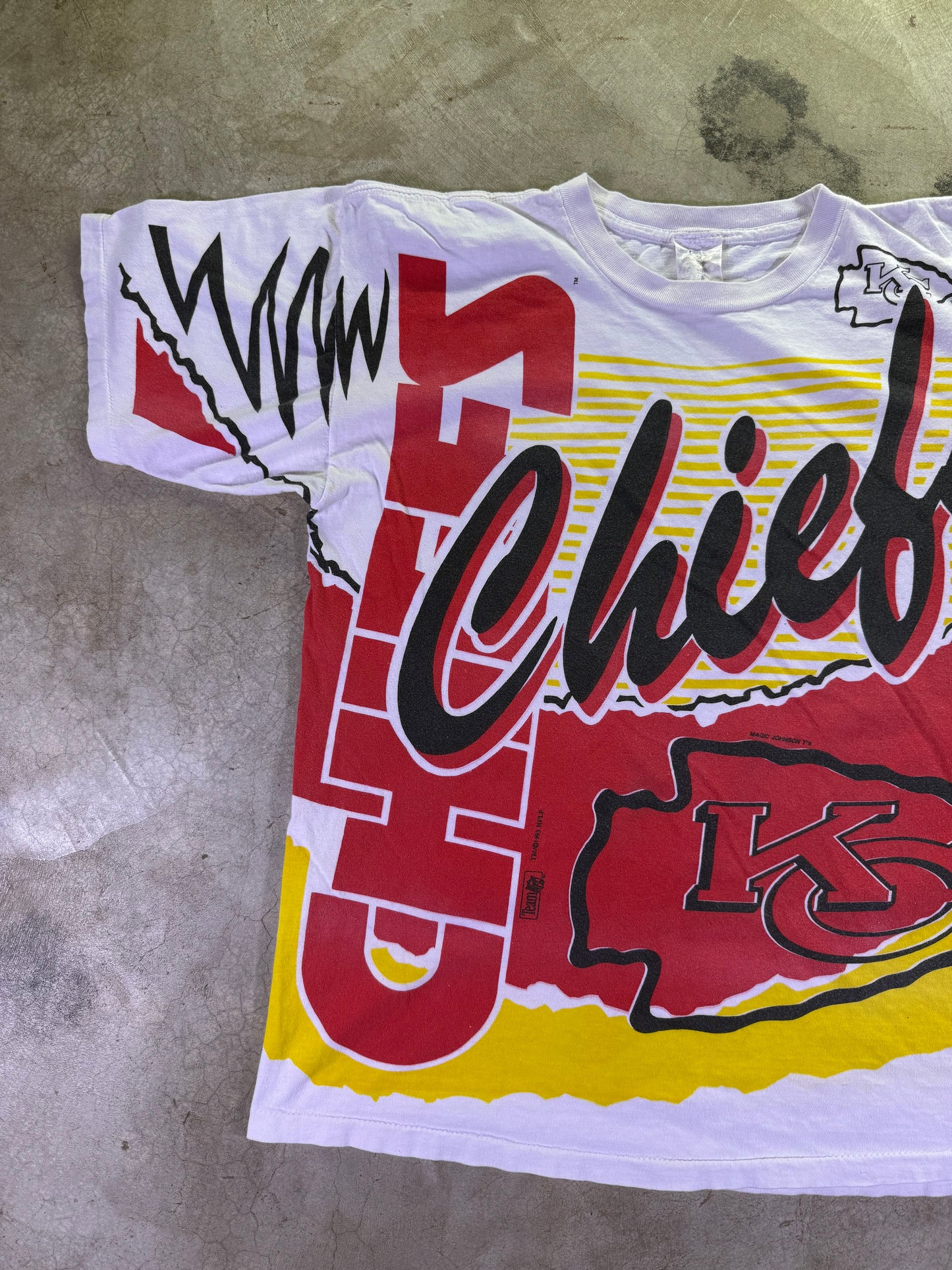 (XL)1993 Magic Johnson T’s x NFL KC Chiefs all over print t shirt