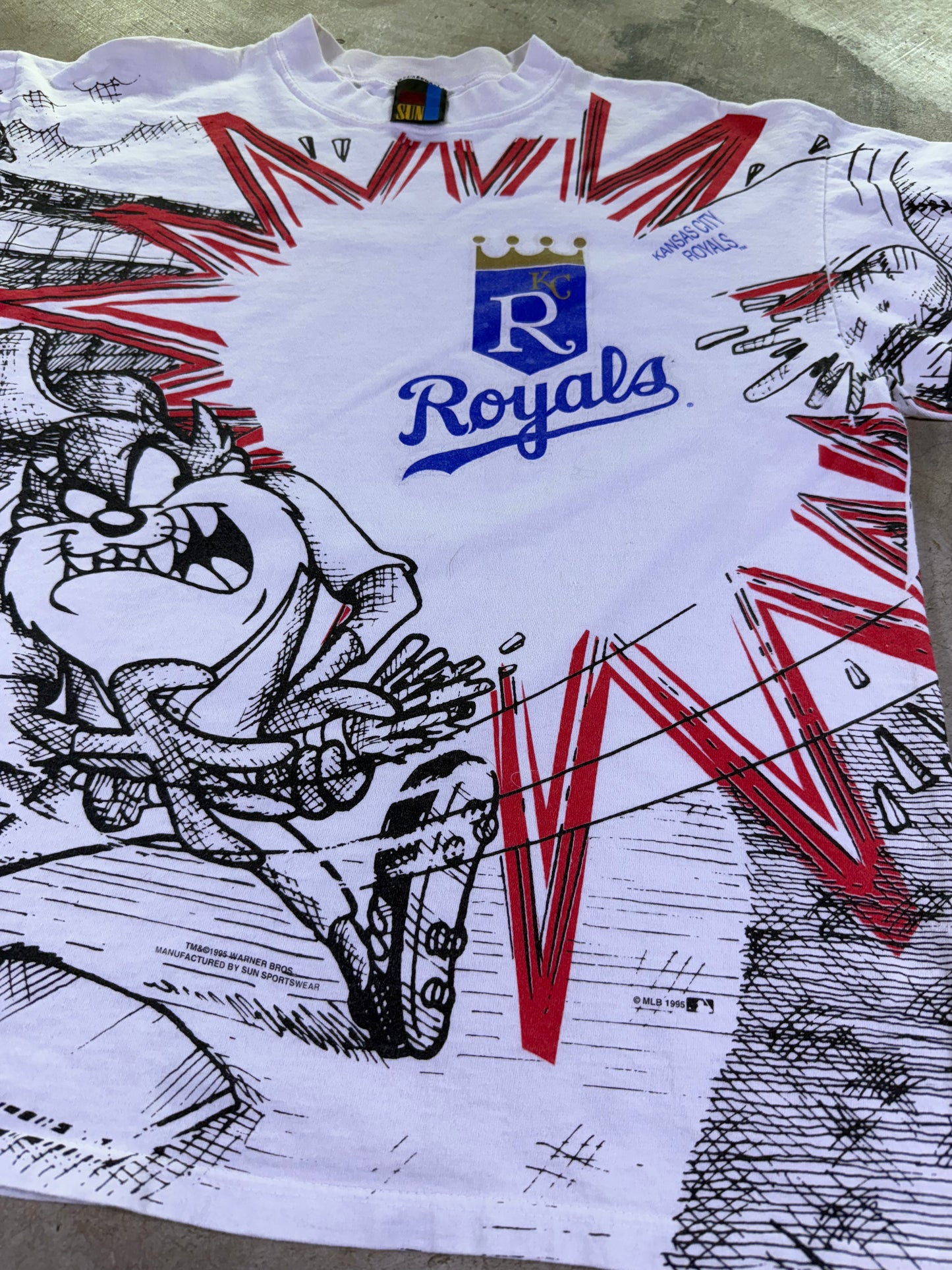 (L)1995 MLB x Looney Toons KC Royals All Over Print T-shirt